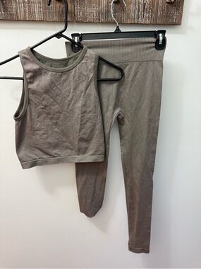 Gypsy + Jade. Women’s High-Waist Ribbed Leggings and Cropped Tank Set Taupe S/M
